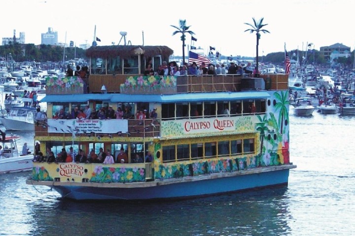 a small boat in a harbor